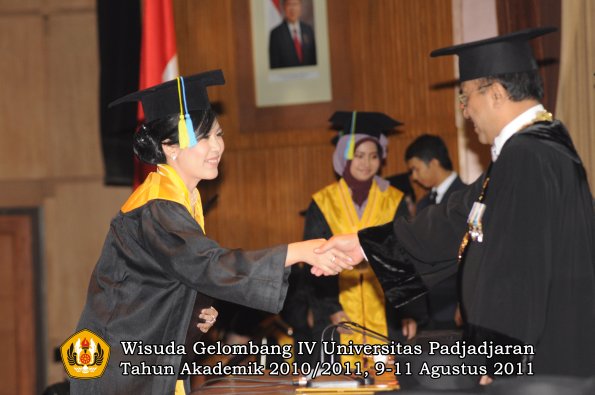 wisuda-ffarmasi-oleh-rektor-045