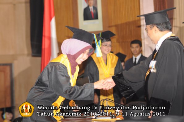 wisuda-ffarmasi-oleh-rektor-046