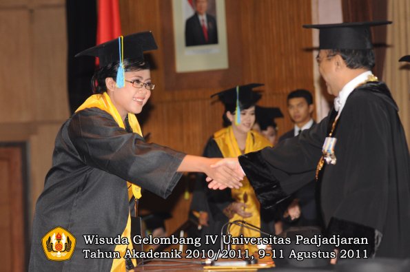 wisuda-ffarmasi-oleh-rektor-047