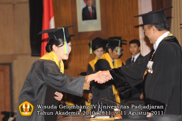 wisuda-ffarmasi-oleh-rektor-048