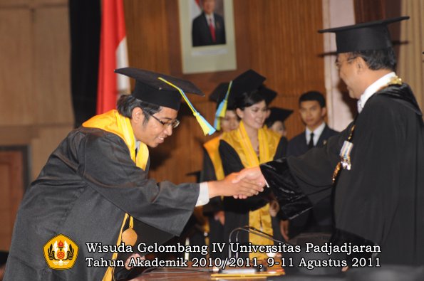 wisuda-ffarmasi-oleh-rektor-049