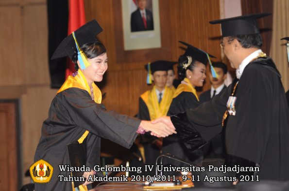 wisuda-ffarmasi-oleh-rektor-050