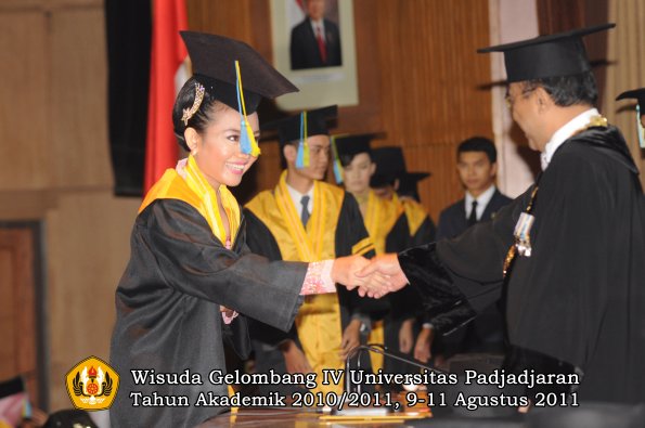 wisuda-ffarmasi-oleh-rektor-051