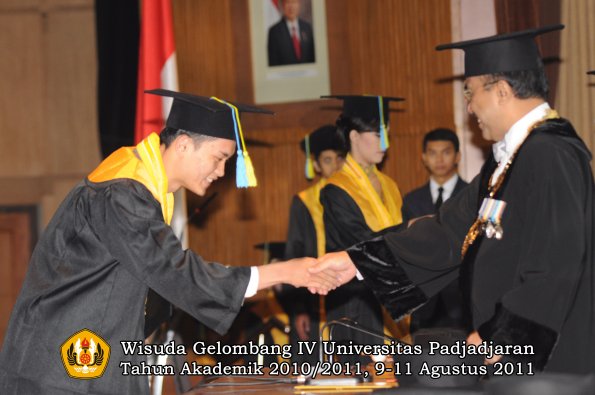 wisuda-ffarmasi-oleh-rektor-052