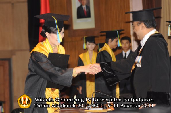 wisuda-ffarmasi-oleh-rektor-053