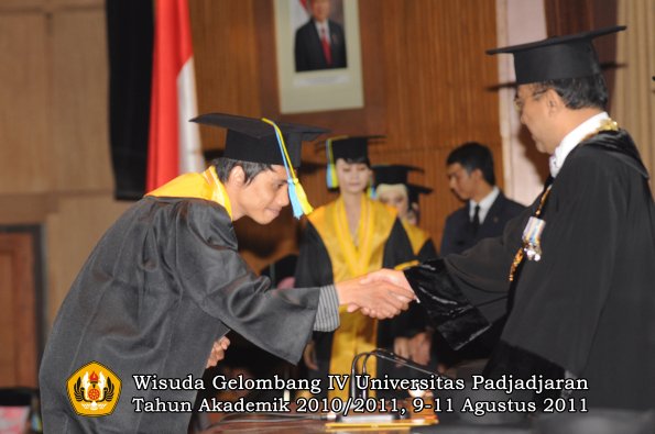 wisuda-ffarmasi-oleh-rektor-054