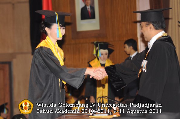 wisuda-ffarmasi-oleh-rektor-055