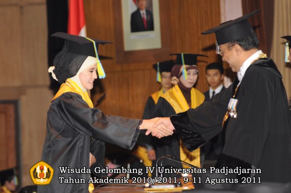 wisuda-ffarmasi-oleh-rektor-056