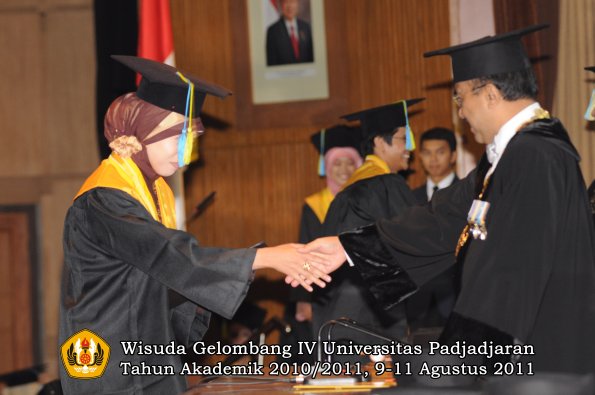 wisuda-ffarmasi-oleh-rektor-057