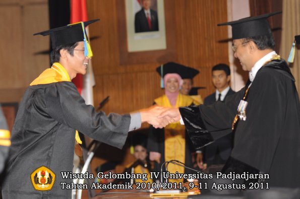 wisuda-ffarmasi-oleh-rektor-058