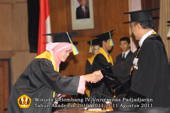 wisuda-ffarmasi-oleh-rektor-059