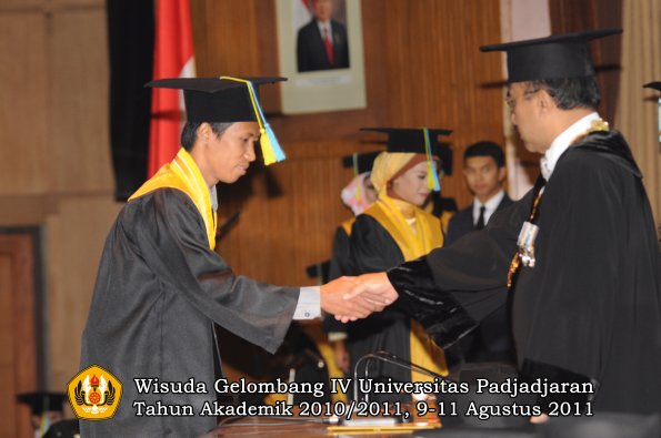 wisuda-ffarmasi-oleh-rektor-060