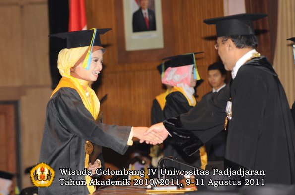 wisuda-ffarmasi-oleh-rektor-061