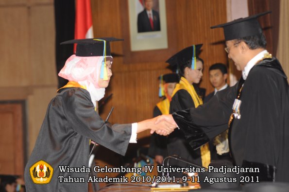 wisuda-ffarmasi-oleh-rektor-062