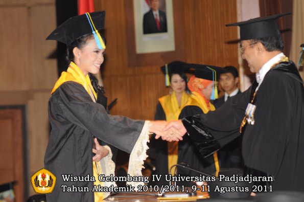 wisuda-ffarmasi-oleh-rektor-063