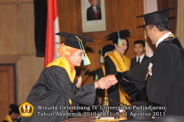 wisuda-ffarmasi-oleh-rektor-064