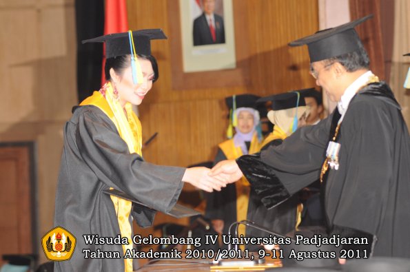 wisuda-ffarmasi-oleh-rektor-065