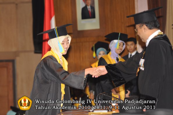 wisuda-ffarmasi-oleh-rektor-066