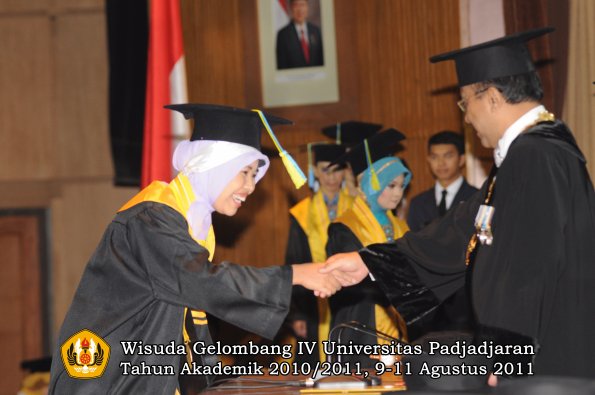 wisuda-ffarmasi-oleh-rektor-067