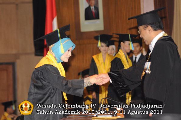 wisuda-ffarmasi-oleh-rektor-068