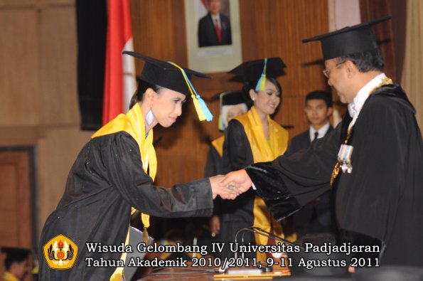 wisuda-ffarmasi-oleh-rektor-069