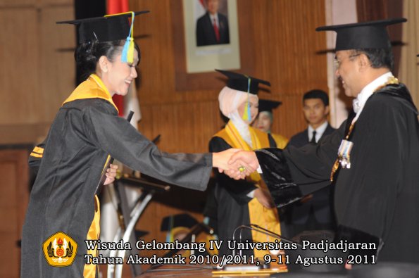 wisuda-ffarmasi-oleh-rektor-070