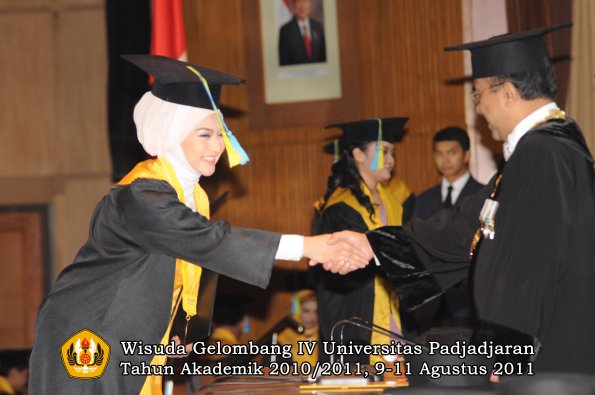 wisuda-ffarmasi-oleh-rektor-071