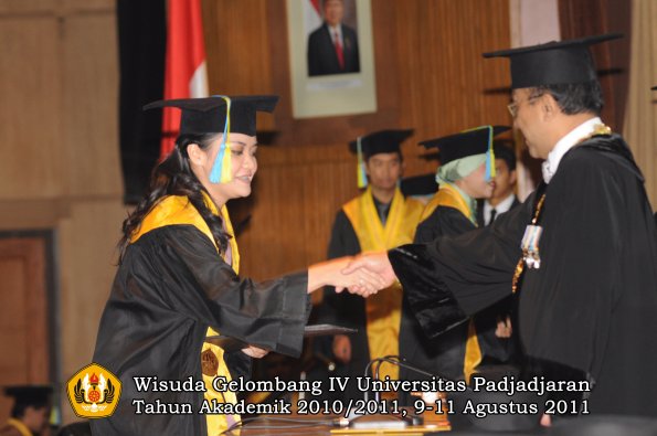 wisuda-ffarmasi-oleh-rektor-072