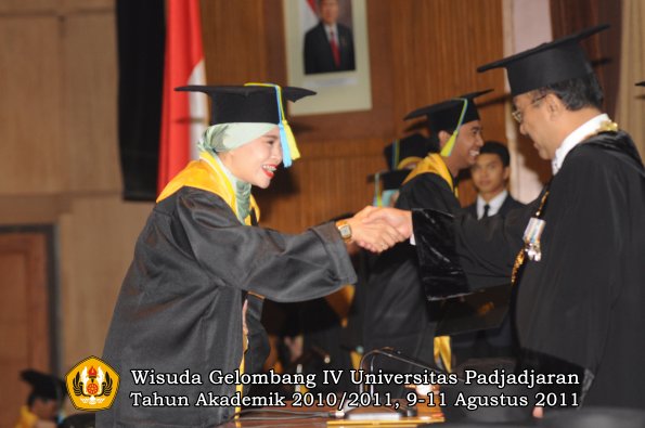 wisuda-ffarmasi-oleh-rektor-073