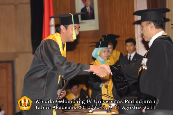 wisuda-ffarmasi-oleh-rektor-074