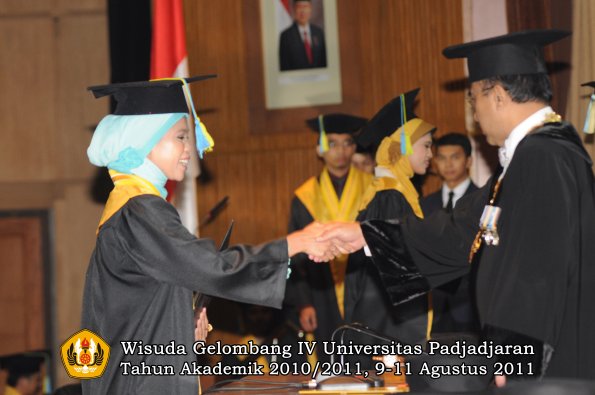 wisuda-ffarmasi-oleh-rektor-075