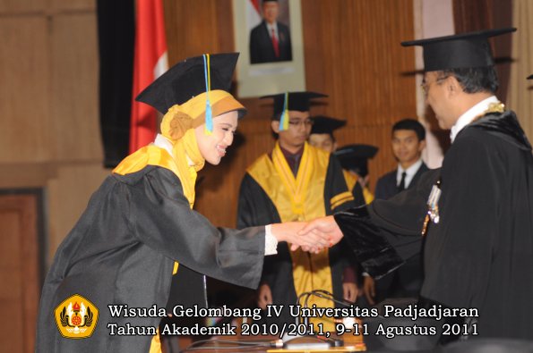 wisuda-ffarmasi-oleh-rektor-076