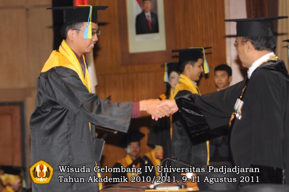 wisuda-ffarmasi-oleh-rektor-077