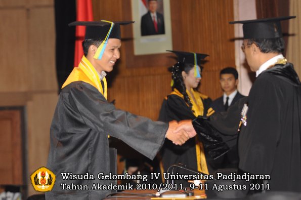 wisuda-ffarmasi-oleh-rektor-078