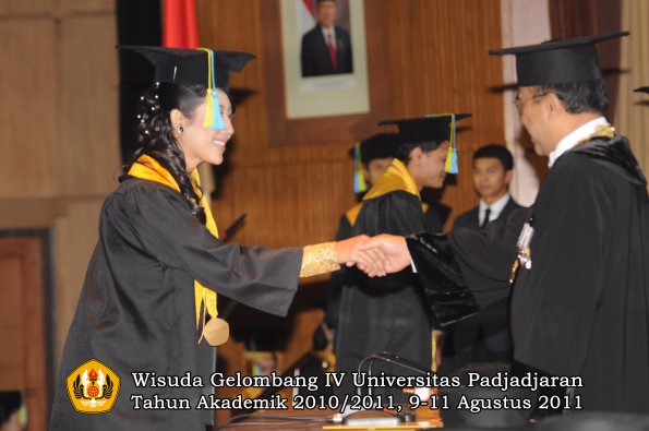 wisuda-ffarmasi-oleh-rektor-079