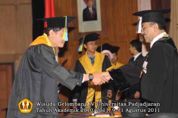 wisuda-ffarmasi-oleh-rektor-080