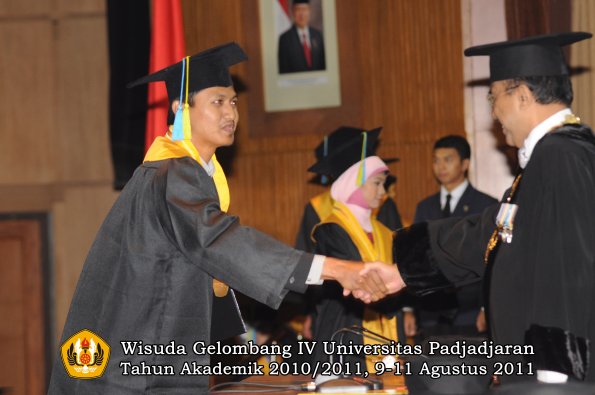 wisuda-ffarmasi-oleh-rektor-081