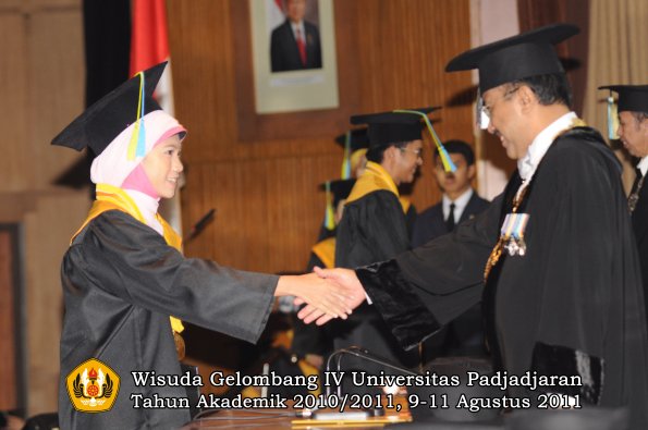 wisuda-ffarmasi-oleh-rektor-082