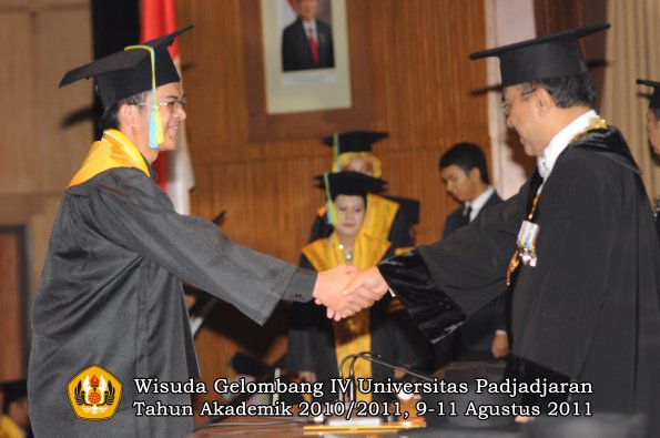 wisuda-ffarmasi-oleh-rektor-083