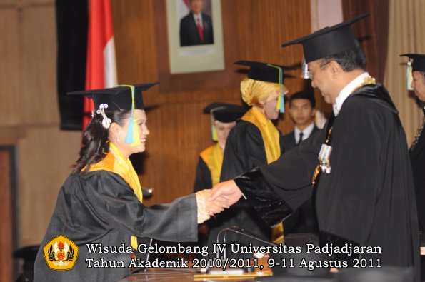 wisuda-ffarmasi-oleh-rektor-084