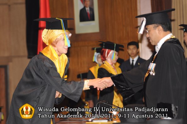 wisuda-ffarmasi-oleh-rektor-085