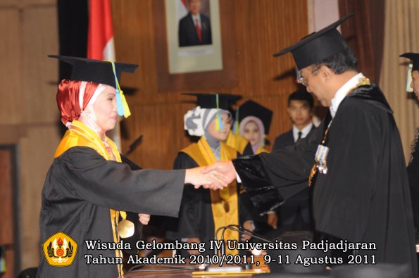 wisuda-ffarmasi-oleh-rektor-086