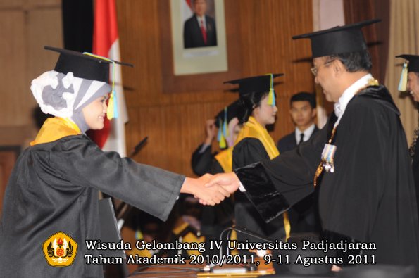 wisuda-ffarmasi-oleh-rektor-087