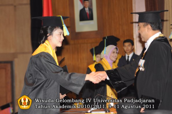 wisuda-ffarmasi-oleh-rektor-088