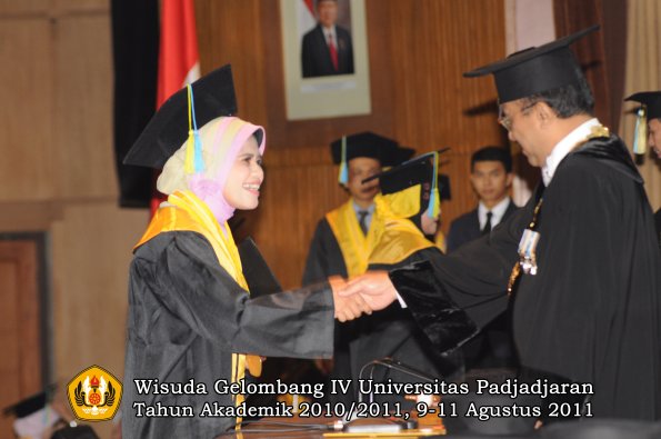 wisuda-ffarmasi-oleh-rektor-089