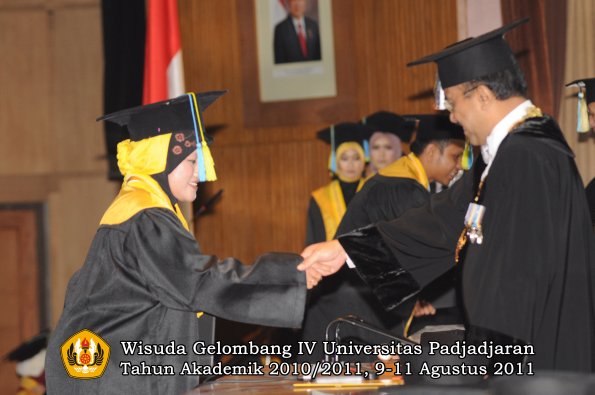 wisuda-ffarmasi-oleh-rektor-090