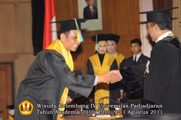 wisuda-ffarmasi-oleh-rektor-091