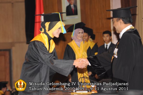 wisuda-ffarmasi-oleh-rektor-092