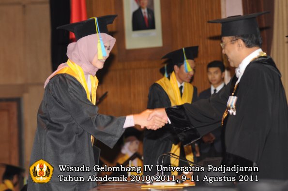 wisuda-ffarmasi-oleh-rektor-093