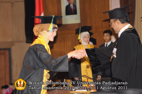 wisuda-ffarmasi-oleh-rektor-095